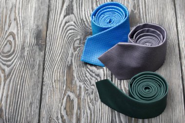 Erkeklerin farklı renk ve boylarda kravatları var. Baba ve oğul için. Aşk ve Birliktelik Nesneleri.