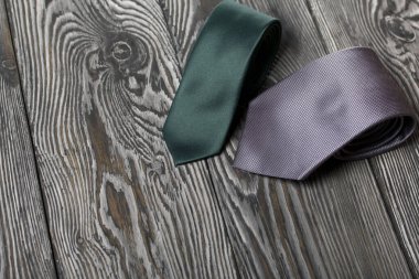 Farklı boylarda ve renkte iki erkek kravatı. Baba ve oğul için. Aşk ve Birliktelik Nesneleri.