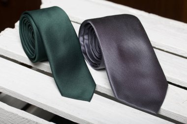 Farklı boylarda ve renkte iki erkek kravatı. Baba ve oğul için. Aşk ve Birliktelik Nesneleri.