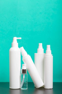 Antiseptik, beyaz. Virüslere karşı yüzey tedavisi için. Nane arkaplanına karşı.