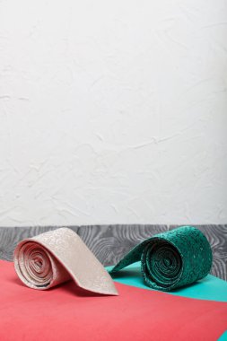 Farklı boylarda ve renkte iki erkek kravatı. Baba ve oğul için. Aşk ve Birliktelik Nesneleri. Mercan ve nane arkaplanda.