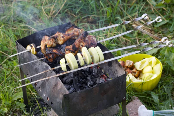 グリル上の鶏や野菜のバーベキュー あなたは揚げ鶏の肉 グリルとメンバーと煙を見ることができます — ストック写真