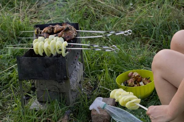 Uma Mulher Prepara Churrasco Frango Legumes Espetos Grelhador Você Pode — Fotografia de Stock