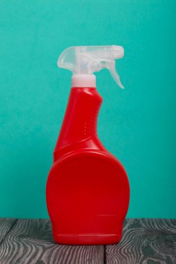 Kırmızı plastik şişe ve sprey. Temizlik spreyi. Nane arkaplanda.