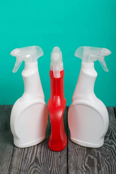 Plastic Flessen Van Witte Rode Kleur Met Een Spuitpistool Schoonmaakspray — Stockfoto