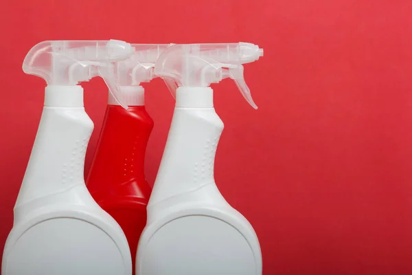 Plastic Flessen Van Witte Rode Kleur Met Een Spuitpistool Schoonmaakspray — Stockfoto