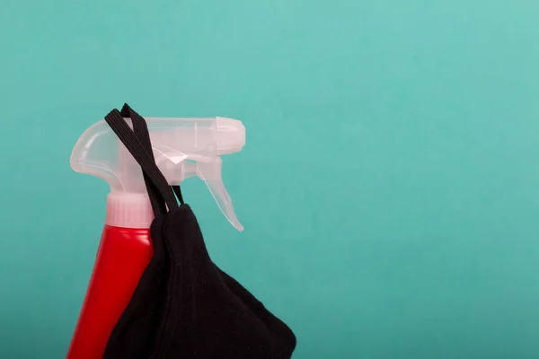 Rode Plastic Fles Met Spray Schoonmaakspray Gezichtsmasker Ter Bescherming Tegen — Stockfoto