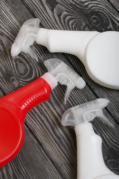 Plastic Flessen Van Witte Rode Kleur Met Een Spuitpistool Schoonmaakspray — Stockfoto