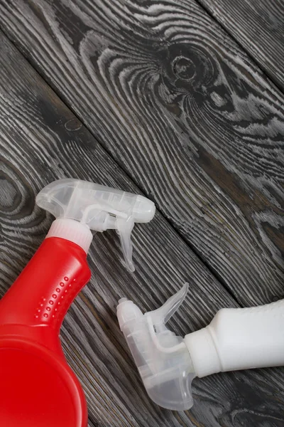 Plastic Flessen Van Witte Rode Kleur Met Een Spuitpistool Schoonmaakspray — Stockfoto