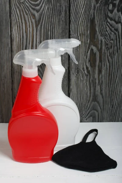 塑料瓶白色和红色与喷枪 清洗喷雾 旁边是防毒的黑脸面具 — 图库照片