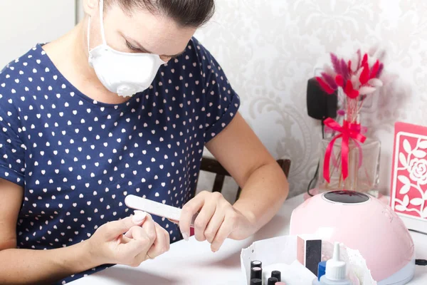 Een Vrouw Met Een Masker Haar Gezicht Krijgt Een Manicure — Stockfoto