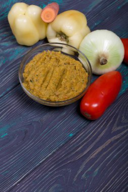 Yeni hazırlanmış kabak havyarı bir kabın içinde. Sebze ve yemek malzemelerinin yanında..