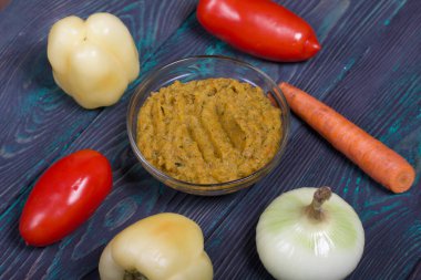 Yeni hazırlanmış kabak havyarı bir kabın içinde. Sebze ve yemek malzemelerinin yanında..