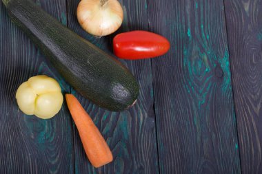 Kavanozda konserve kabak havyarı. Masanın yüzeyinde sebzeler, yemek pişirmek için malzemeler var..