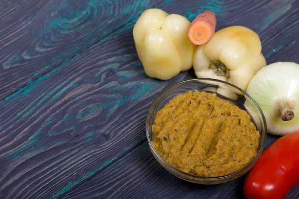 Yeni hazırlanmış kabak havyarı bir kabın içinde. Sebze ve yemek malzemelerinin yanında..