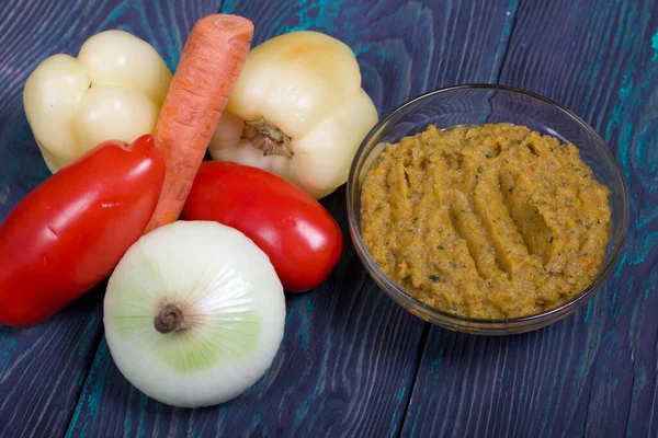 Yeni hazırlanmış kabak havyarı bir kabın içinde. Sebze ve yemek malzemelerinin yanında..