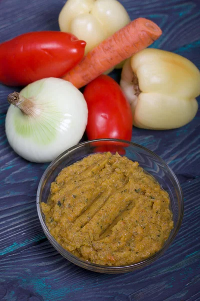 Yeni hazırlanmış kabak havyarı bir kabın içinde. Sebze ve yemek malzemelerinin yanında..