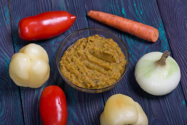 Yeni hazırlanmış kabak havyarı bir kabın içinde. Sebze ve yemek malzemelerinin yanında..