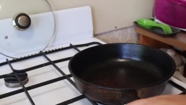 ビートの上からのカツレツの準備。男は熱い鍋に油を注ぎ、均等にそれを配布します. — ストック動画