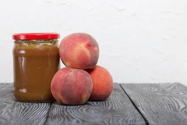 Jam Een Glazen Pot Perziken Liggen Buurt — Stockfoto