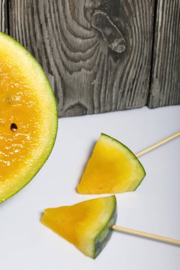 Çubuklardaki sarı karpuz parçaları..