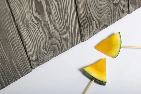 Çubuklardaki sarı karpuz parçaları..