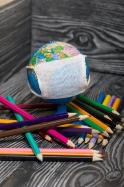 Renkli kalemler. Tıbbi maskeli bir dünya. Salgın sırasında akademik yıl.