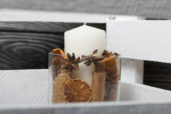 Eine Kerze Gläsernen Kerzenständer Der Leuchter Ist Mit Getrockneten Zapfen — Stockfoto
