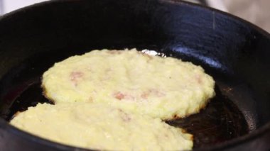 Patatesli gözleme ve kıyma. Sıcak tavada doğranmış patates..