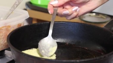 Patatesli gözleme ve kıyma. Aşçı sıcak tavaya doğranmış patates koyar..