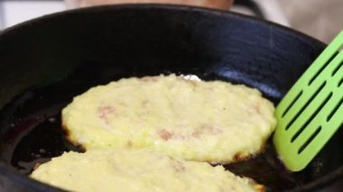 Patatesli gözleme ve kıyma. Aşçı onları diğer tarafa çeviriyor..