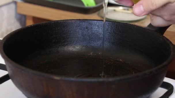 Повар добавляет масло в сковороду. Для приготовления картофельных блинчиков с мясом.. — стоковое видео
