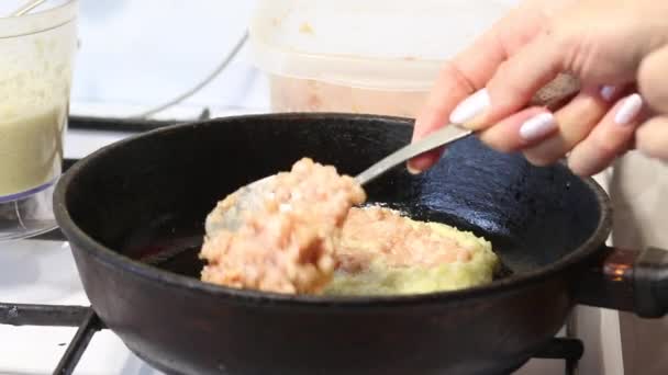 Приготування картопляних млинців з фаршем. Поставити фарш на картопляне пюре . — стокове відео
