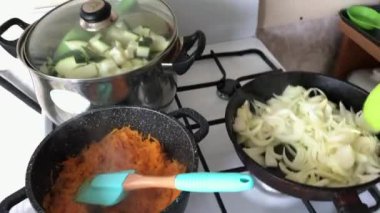 Kabak havyarı pişiriyorum. Malzemeler gaz sobasında pişiyor. Kabak, havuç ve soğan ateşte pişiyor..