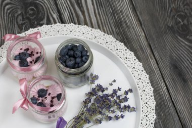 Kavanozda Zephyr, yabanmersini ve bir demet lavanta ile süslenmiş. Tepside..