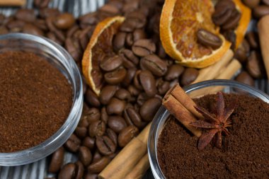 Kahve çekirdeği. Kaplarda ve baharatlarda öğütülmüş kahve. Fırçalanmış çam ağaçlarının yüzeyinde siyah beyaz boyanmış.