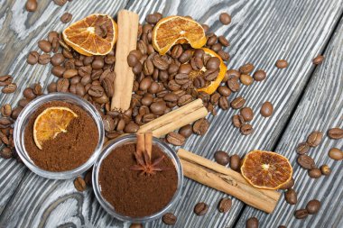 Kahve çekirdeği. Kaplarda ve baharatlarda öğütülmüş kahve. Fırçalanmış çam ağaçlarının yüzeyinde siyah beyaz boyanmış.