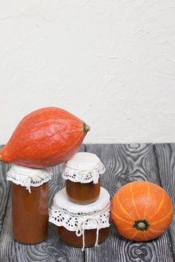 Kavanozda portakal kabağı ve balkabağı reçeli. Çam ağacından yapılmış tahtalarda siyah beyaz boyanmış..