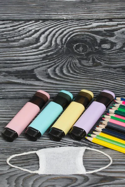Crayons Couleur Marqueurs Couleur Proximité Trouve Masque Médical Sur Des — Photo