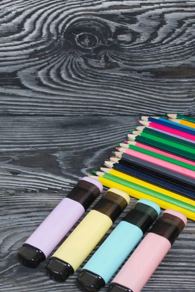 Crayons Couleur Marqueurs Couleur Sur Des Planches Pin Brossé Peintes — Photo