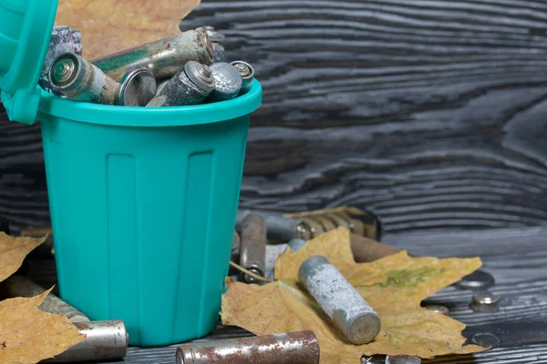 Baterías Usadas Corroídas Encuentran Dentro Alrededor Del Cubo Basura Hojas — Foto de Stock