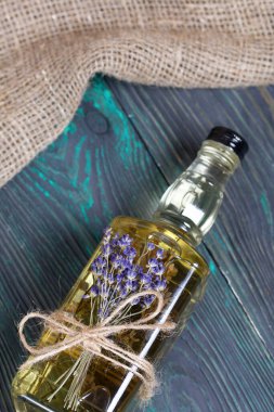 Bir şişe lavantalı votka. Şişeye bir demet lavanta bağlanmış. Alabildiğine yemyeşildirler..