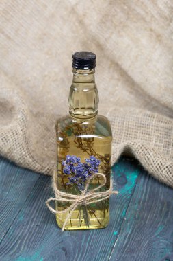 Bir şişe lavantalı votka. Şişeye bir demet lavanta bağlanmış. Alabildiğine yemyeşildirler..