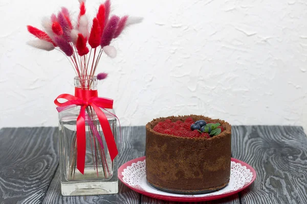 Torta Cioccolato Senza Cottura Con Crema Formaggio Guarnito Con Lamponi — Foto Stock