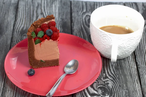 Piece Bake Chocolate Cake Cream Cheese Garnished Raspberries Blueberries Mint — Stock Photo, Image