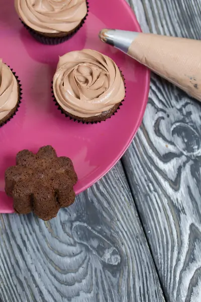 Cupcake Cioccolato Con Crema Formaggio Accanto Esso Una Borsa Pasticceria — Foto Stock