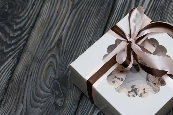 Bardakta Zephyr Bisküvi Çikolatalı Kurdeleyle Bağlanmış Bir Hediye Kutusuna Yerleştirilmiş — Stok fotoğraf