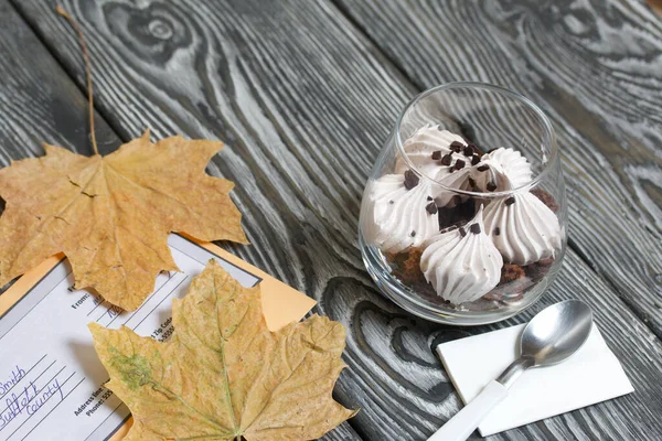 Zephyr Bicchiere Con Biscotti Cioccolato Nelle Vicinanze Trovano Foglie Acero — Foto Stock