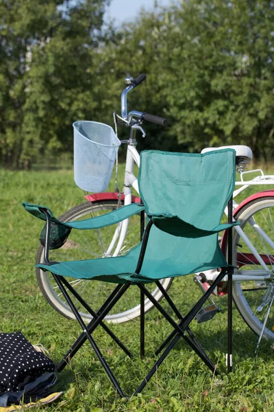 Krzesło Kempingowe Rower Zielonej Łące Jesienny Piknik — Zdjęcie stockowe