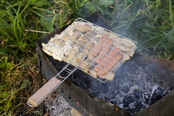 公園の芝生にグリルが設置されています グリルラックに肉がついています 炭料理 — ストック写真